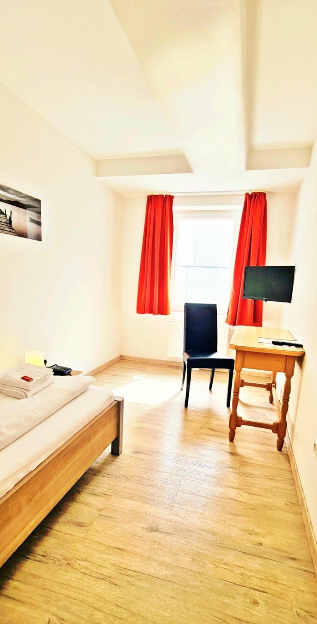 Hotel Krone Königsbrunn Extérieur photo